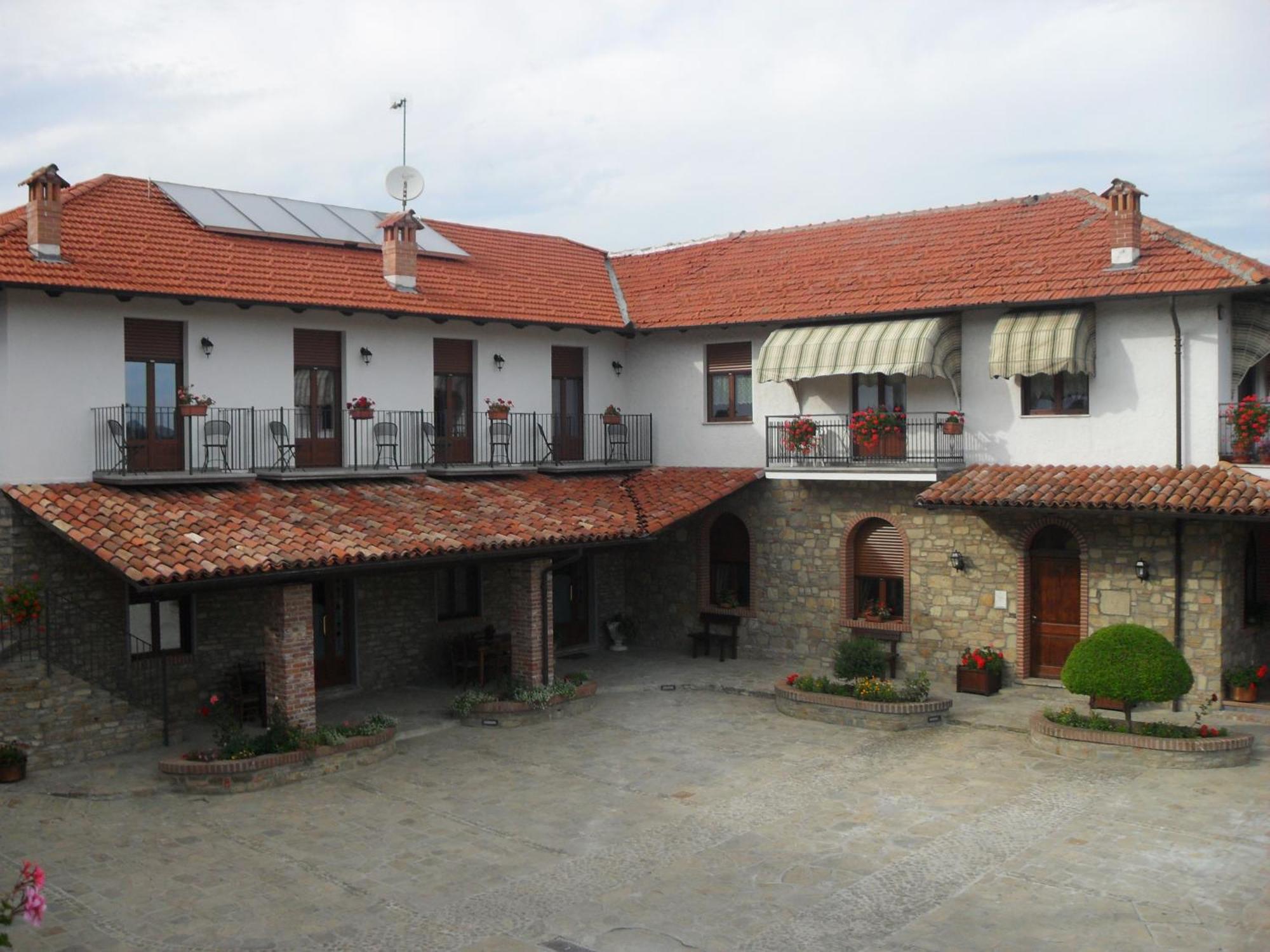 Ristorante Albergo Da Maurizio Cravanzana Exterior foto